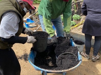 Volunteers at planting day, April 17, 2021 (Image courtesy of Stephane Rowley) 